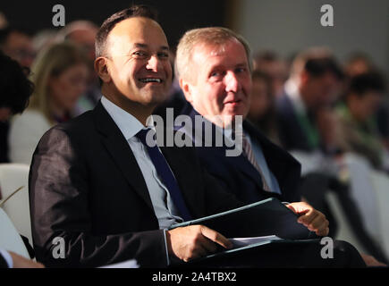 Ein Taoiseach Leo Varadkar (links) mit Minister für Landwirtschaft Michael Creed vor seiner Adresse an Irlands Landwirtschaftliche Nahrungsprodukte Strategie bis 2030 im Aviva Stadium in Dublin. Stockfoto