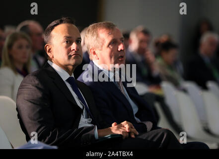 Ein Taoiseach Leo Varadkar (links) mit Minister für Landwirtschaft Michael Creed vor seiner Adresse an Irlands Landwirtschaftliche Nahrungsprodukte Strategie bis 2030 im Aviva Stadium in Dublin. Stockfoto