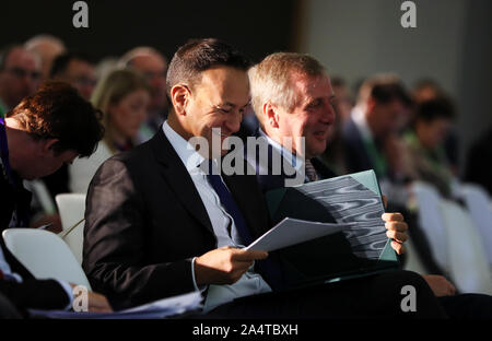 Ein Taoiseach Leo Varadkar (links) mit Minister für Landwirtschaft Michael Creed vor seiner Adresse an Irlands Landwirtschaftliche Nahrungsprodukte Strategie bis 2030 im Aviva Stadium in Dublin. Stockfoto