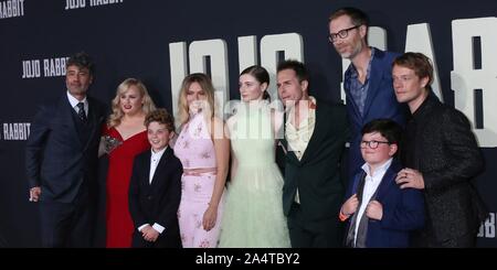 Los Angeles, CA. 15 Okt, 2019. Chelsea Winstanley, Carthew Neal, Taika Waititi, Rebel Wilson, römische Griffin Davis, Scarlett Johansson, thomasin McKenzie, Sam Rockwell, Stephen Merchant, Archie Yates, Alfie Allen bei der Ankunft für JOJO KANINCHEN Premiere, Hollywood American Legion Post 43, Los Angeles, CA 15. Oktober 2019. Credit: Priscilla Grant/Everett Collection/Alamy leben Nachrichten Stockfoto