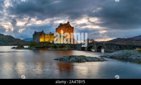 Dämmerung Eilean Donan Castle an Dornie im westlichen Hochland von Schottland Stockfoto