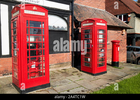 Alte rote bt Telefonzellen k 6 Kioske im Bereich der Konservierung von Port Sunlight England Großbritannien Stockfoto