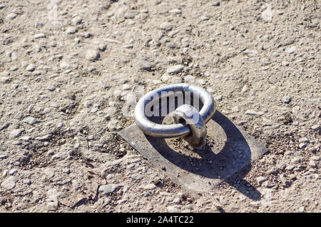 Metall ring an der Wand. Head Knocker. Stockfoto