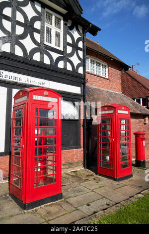 Alte rote bt Telefonzellen k 6 Kioske im Bereich der Konservierung von Port Sunlight England Großbritannien Stockfoto