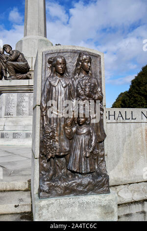 Junge Mädchen mit Kranz bronze relief Gedenktafel am Kriegerdenkmal im Zentrum von Port Sunlight England Großbritannien Stockfoto