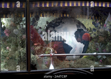London, 12. Oktober 2019 Aussterben Rebellion Trauermarsch von Marble Arch. Leichenwagen mit einem schwarz-weißen Welt. Stockfoto