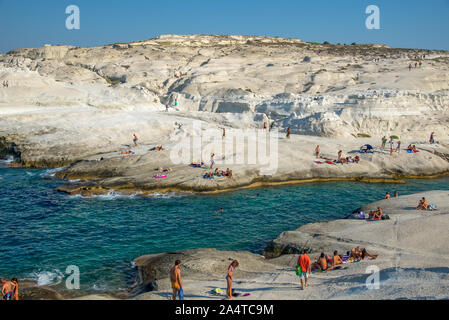 Weiß Sandstein Klippen am Strand Sarakiniko Milos in Griechenland Stockfoto