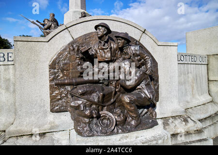 Infanterie machine gunner Gruppe Bronze relief Gedenktafel am Kriegerdenkmal im Zentrum von Port Sunlight England Großbritannien Stockfoto