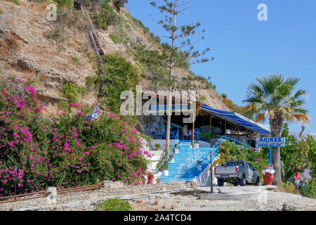 Blick auf Restaurant in die Bucht von Kissamos auf Kreta in Griechenland Stockfoto