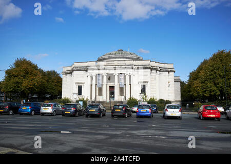 Autos außerhalb der Dame Hebel art gallery Port Sunlight England UK geparkt Stockfoto