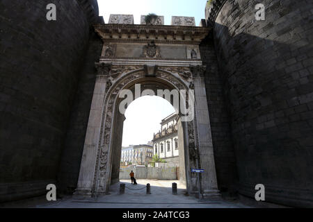 Neapel, Italien - 18 September 2019: Porta Capuana, der alte Zugang zur Stadt Stockfoto