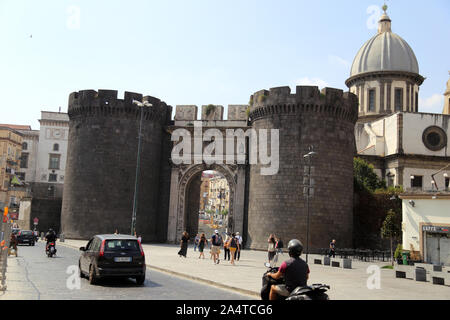 Neapel, Italien - 18 September 2019: Porta Capuana, der alte Zugang zur Stadt Stockfoto