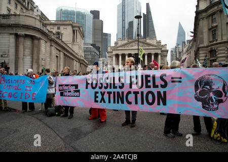 London, Bank. Aussterben Rebellion 14. Oktober 2019. XR Ziel der finanziellen Nabe die die Auswirkungen der Investitionen in fossile Brennstoffe Stockfoto