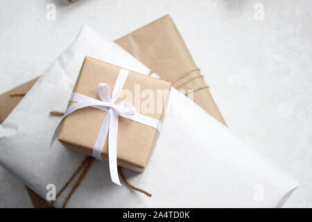 Urlaub Geschenke. Weihnachten und neues Jahr. Verpackt und dekoriert Geschenkboxen. Stockfoto