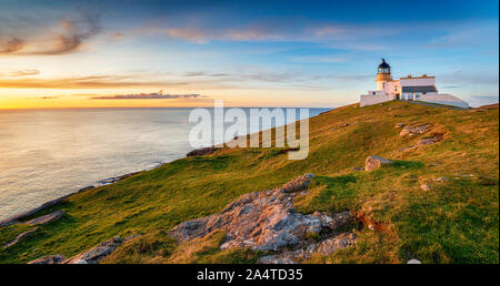 Sonnenuntergang am Stoer Head Lighthouse in der Nähe von Lochinver in den Highlands von Schottland Stockfoto