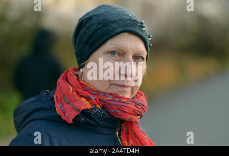 Porträt einer schönen Frau mittleren Alters im Herbst Jacke. Stockfoto