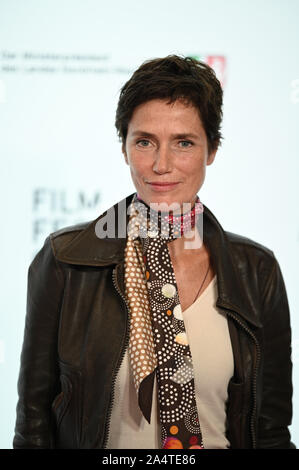 Köln, Deutschland. 14 Okt, 2019. Die Schauspielerin Julia Bremermann kommt zu einem Screening des Fernsehen Film 'Die Tote vom Bodensee" als Teil der' Film Festival Köln 2019". Quelle: Henning Kaiser/dpa/Alamy leben Nachrichten Stockfoto
