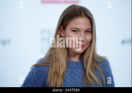 Köln, Deutschland. 14 Okt, 2019. Die Schauspielerin Nora von Waldstätten kommt ein Screening der Fernsehen Film 'Die Tote vom Bodensee" als Teil der' Film Festival Köln 2019". Quelle: Henning Kaiser/dpa/Alamy leben Nachrichten Stockfoto