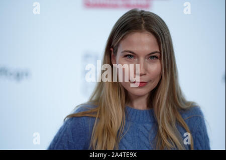Köln, Deutschland. 14 Okt, 2019. Die Schauspielerin Nora von Waldstätten kommt ein Screening der Fernsehen Film 'Die Tote vom Bodensee" als Teil der' Film Festival Köln 2019". Quelle: Henning Kaiser/dpa/Alamy leben Nachrichten Stockfoto