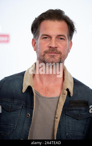 Köln, Deutschland. 14 Okt, 2019. Der Schauspieler Simon Boer kommt zu einem Screening des Fernsehen Film 'Die Tote vom Bodensee" als Teil der' Film Festival Köln 2019". Quelle: Henning Kaiser/dpa/Alamy leben Nachrichten Stockfoto