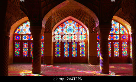 Ein Morgen im Inneren des Nasir al-Mulk Moschee (Rosa) Moschee in Shiraz, Iran. Bei genau 8 Uhr morgens, die Sonne scheint durch die Glasfenster. Stockfoto