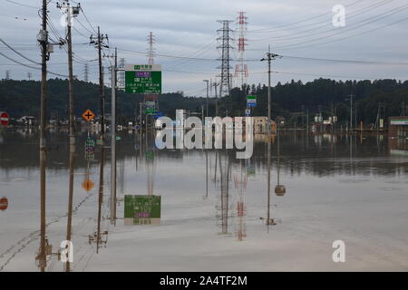 Mito Stadt, Japan. 15 Okt, 2019. Jorban Expressway Mito Kita Interchange zu Wegen Naka Fluß Überschwemmungen. Die Zahl der Todesopfer steigt auf 48, zwei Tage nach dem Taifun Hagibis durch Japan übergeben, während 15 werden noch vermisst und mehr als 100 verletzt, als Tausende von Truppen auf Rettungseinsätze im ganzen Land eingesetzt werden. Credit: SOPA Images Limited/Alamy leben Nachrichten Stockfoto