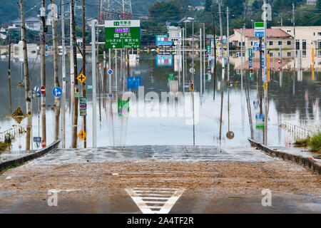 Mito Stadt, Japan. 15 Okt, 2019. Jorban Expressway Mito Kita Interchange zu Wegen Naka Fluß Überschwemmungen. Die Zahl der Todesopfer steigt auf 48, zwei Tage nach dem Taifun Hagibis durch Japan übergeben, während 15 werden noch vermisst und mehr als 100 verletzt, als Tausende von Truppen auf Rettungseinsätze im ganzen Land eingesetzt werden. Credit: SOPA Images Limited/Alamy leben Nachrichten Stockfoto