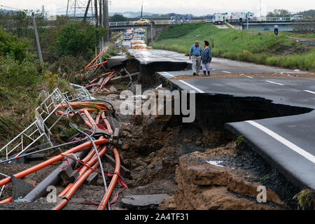 Mito Stadt, Japan. 15 Okt, 2019. Anwohner gehen auf ein reduziertes Straße nach dem Taifun Hagibis. Die Zahl der Todesopfer steigt auf 48, zwei Tage nach dem Taifun Hagibis durch Japan übergeben, während 15 werden noch vermisst und mehr als 100 verletzt, als Tausende von Truppen auf Rettungseinsätze im ganzen Land eingesetzt werden. Credit: SOPA Images Limited/Alamy leben Nachrichten Stockfoto