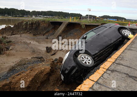 Mito Stadt, Japan. 15 Okt, 2019. Ein Auto fällt von einer Straße durch die Überschwemmungen zerstört. Die Zahl der Todesopfer steigt auf 48, zwei Tage nach dem Taifun Hagibis durch Japan übergeben, während 15 werden noch vermisst und mehr als 100 verletzt, als Tausende von Truppen auf Rettungseinsätze im ganzen Land eingesetzt werden. Credit: SOPA Images Limited/Alamy leben Nachrichten Stockfoto