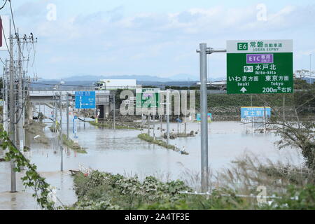 Mito Stadt, Japan. 15 Okt, 2019. Jorban Expressway Mito Kita Interchange zu Wegen Naka Fluß Überschwemmungen. Die Zahl der Todesopfer steigt auf 48, zwei Tage nach dem Taifun Hagibis durch Japan übergeben, während 15 werden noch vermisst und mehr als 100 verletzt, als Tausende von Truppen auf Rettungseinsätze im ganzen Land eingesetzt werden. Credit: SOPA Images Limited/Alamy leben Nachrichten Stockfoto