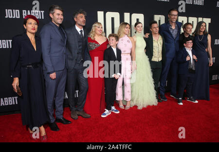 Los Angeles, Ca. 15 Okt, 2019. Chelsea Winstanley, Carthew Neal, Taika Waititi, Rebel Wilson, römische Griffin Davis, Scarlett Johansson, thomasin McKenzie, Sam Rockwell, Stephen Merchant, Archie Yates, Alfie Allen, bei der Premiere von Fox Suchscheinwerfer'' Jojo Kaninchen' bei Post 43 in Los Angeles, Kalifornien am 15. Oktober 2019. Credit: Faye Sadou/Medien Punch/Alamy leben Nachrichten Stockfoto