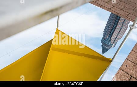 15. Oktober 2019, Hessen, Frankfurt/Main: Der Messeturm Office Tower ist auf eine reflektierende Oberfläche reflektiert. Foto: Andreas Arnold/dpa Stockfoto