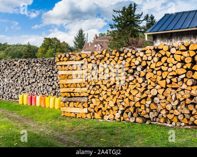 Ordentlich gestapelte Brennholz rundholz - Le Petit Pressigny, Frankreich. Stockfoto