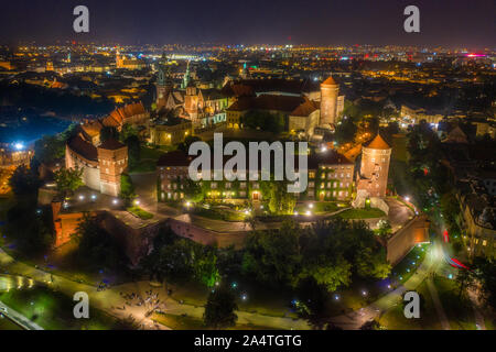 Nacht Antenne Panorama der Hügel Wawel in Krakau mit alten berühmtesten polnischen Schloss. Interessantes Reiseziel - Altstadt des ehemaligen polnischen Hauptstadt K Stockfoto