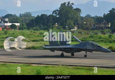 Dimapur, Indien. 16. Oktober, 2019: eine Shukhoi Su-30 MKI Indiens Luftwaffe Landung in Dimapur, Indien nordöstlichen Bundesstaat Nagaland als Teil ihrer Routine friedenszeiten Training' Fighter Betrieb bei Dimapur Flughafen". Credit: Caisii Mao/Alamy leben Nachrichten Stockfoto