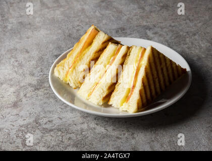 Sandwich, gegrillter Schinken mit Käse Sandwich auf einer Platte Stockfoto