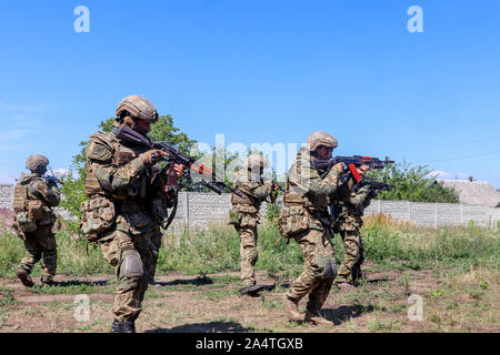 Die Ausbildung der militärischen Einheit der Rechten Sektor in ATO Zone auf der Donbass Stockfoto