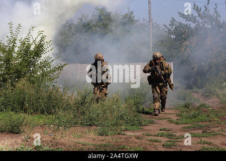 Die Ausbildung der militärischen Einheit der Rechten Sektor in ATO Zone auf der Donbass Stockfoto