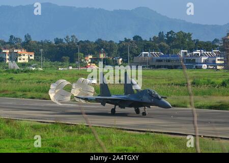 Dimapur, Indien. 16. Oktober, 2019: eine Shukhoi Su-30 MKI Indiens Luftwaffe Landung in Dimapur, Indien nordöstlichen Bundesstaat Nagaland als Teil ihrer Routine friedenszeiten Training' Fighter Betrieb bei Dimapur Flughafen". Credit: Caisii Mao/Alamy leben Nachrichten Stockfoto