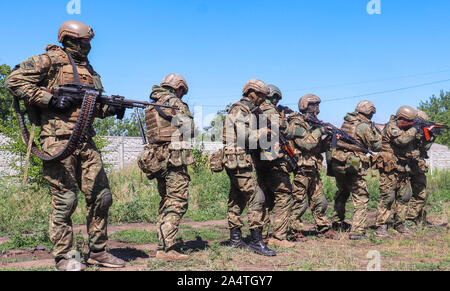 Die Ausbildung der militärischen Einheit der Rechten Sektor in ATO Zone auf der Donbass Stockfoto