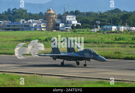 Dimapur, Indien. 16. Oktober, 2019: eine Shukhoi Su-30 MKI Indiens Luftwaffe Landung in Dimapur, Indien nordöstlichen Bundesstaat Nagaland als Teil ihrer Routine friedenszeiten Training' Fighter Betrieb bei Dimapur Flughafen". Credit: Caisii Mao/Alamy leben Nachrichten Stockfoto