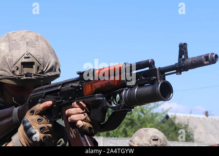 Die Ausbildung der militärischen Einheit der Rechten Sektor in ATO Zone auf der Donbass Stockfoto