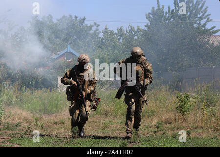 Die Ausbildung der militärischen Einheit der Rechten Sektor in ATO Zone auf der Donbass Stockfoto