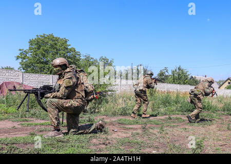 Die Ausbildung der militärischen Einheit der Rechten Sektor in ATO Zone auf der Donbass Stockfoto