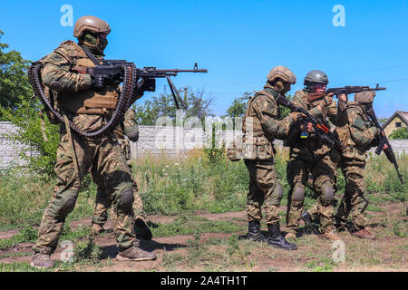Die Ausbildung der militärischen Einheit der Rechten Sektor in ATO Zone auf der Donbass Stockfoto