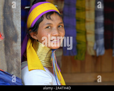 Myanmarese Kayan Lahwi Frau ('giraffe Frau") mit Tribal messing Gewindehälften/Spulen Lächeln für die Kamera. Stockfoto