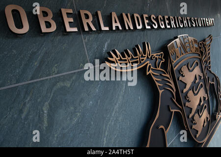 Stuttgart, Deutschland. 15 Okt, 2019. Auf dem Gebäude des Oberlandesgerichts (OLG) Stuttgart, das Wappen des Landes Baden-Württemberg hängt unter dem Schriftzug. Credit: Sebastian Gollnow/dpa/Alamy leben Nachrichten Stockfoto