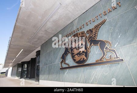 Stuttgart, Deutschland. 15 Okt, 2019. Auf dem Gebäude des Oberlandesgerichts (OLG) Stuttgart, das Wappen des Landes Baden-Württemberg hängt unter dem Schriftzug. Credit: Sebastian Gollnow/dpa/Alamy leben Nachrichten Stockfoto