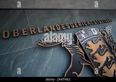 Stuttgart, Deutschland. 15 Okt, 2019. Auf dem Gebäude des Oberlandesgerichts (OLG) Stuttgart, das Wappen des Landes Baden-Württemberg hängt unter dem Schriftzug. Credit: Sebastian Gollnow/dpa/Alamy leben Nachrichten Stockfoto