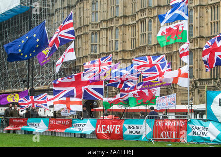 London, UK, 16. Oktober 2019. Fahnen und Banner sind außerhalb des Parlaments durch Proremain angezeigt und die Demonstranten mit der Möglichkeit, dass ein Brexit Abkommen zwischen Großbritannien und der Europäischen Union abgeschlossen werden lassen. Credit: Amer ghazzal/Alamy leben Nachrichten Stockfoto